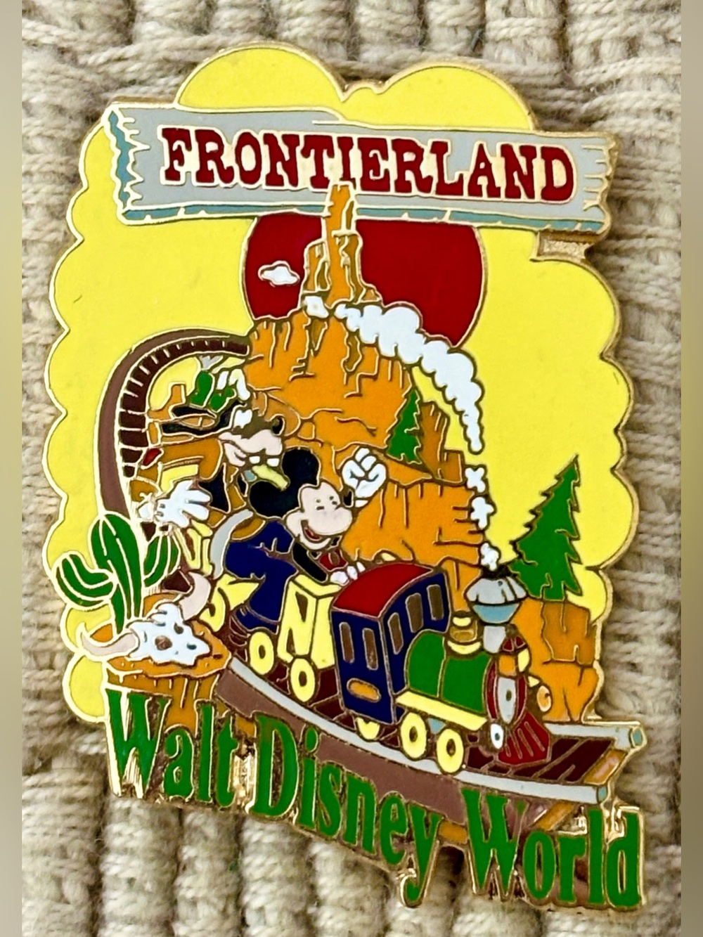 DISNEY 2000 *Rare* Walt Disney World Magic Kingdom Frontierland Pin